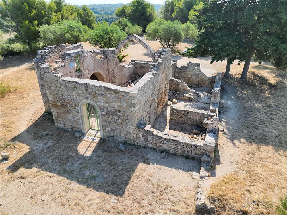 Vue aérienne des ruines de l'Ermitage Saint-Antoine à Castelnau-de-Guers